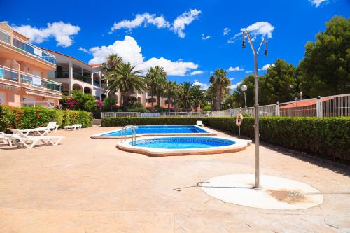 霍斯皮塔勒·德尔英福UHC Arco del Sol Family Complex的庭院中带浅水杆的游泳池