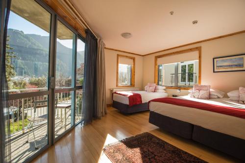 皇后镇加冕旅馆的酒店客房设有两张床和一个阳台。