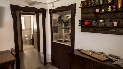 马丁纳弗兰卡La Grande Bellezza Trulli的厨房配有水槽和带镜子的台面