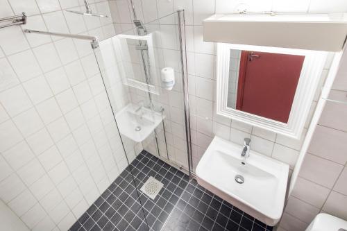 特吕西尔特利西尔酒店的白色的浴室设有水槽和镜子