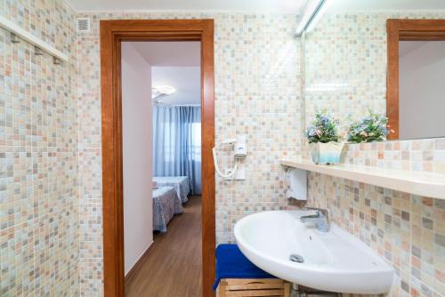 罗列特海岸埃尔斯罗斯公寓式酒店的一间带水槽和镜子的浴室