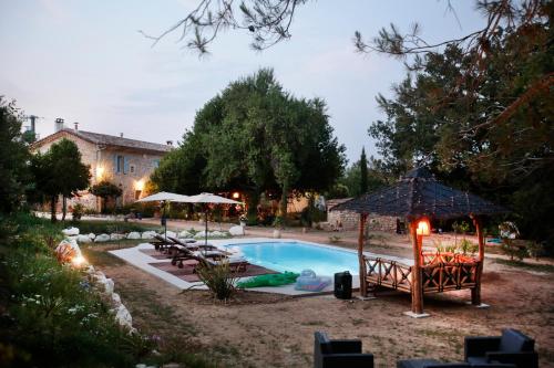 Aigremont马斯德阿尔方斯旅馆的一个带凉亭和房子的游泳池