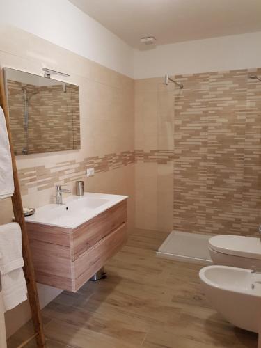莱维科特尔梅Appartamento Nido in centro的一间带水槽、浴缸和卫生间的浴室