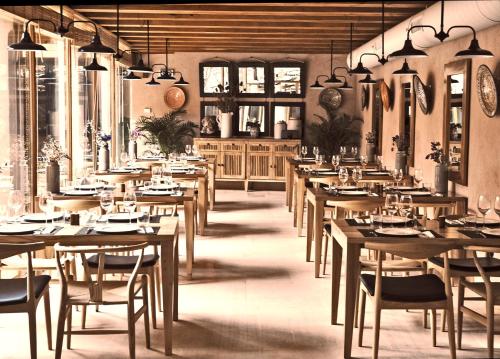 艾利翁艾利翁酒店的用餐室配有木桌和椅子