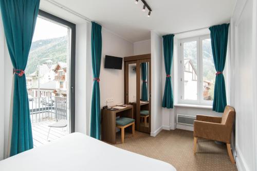 夏蒙尼-勃朗峰兰彻斯酒店的一间卧室设有一张床和一个大窗户