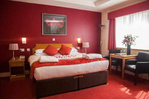 波特拉什阿德非波特拉什酒店的酒店客房,设有一张红色墙壁的大床