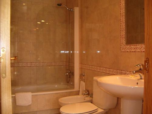 坎巴多斯奥拉格酒店的浴室配有卫生间、盥洗盆和淋浴。