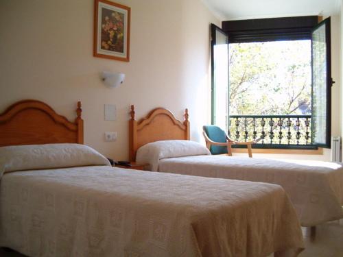 坎巴多斯奥拉格酒店的酒店客房设有两张床和窗户。