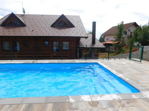 格拉博瓦茨萨拉旅馆的一座大蓝色游泳池,位于房子前