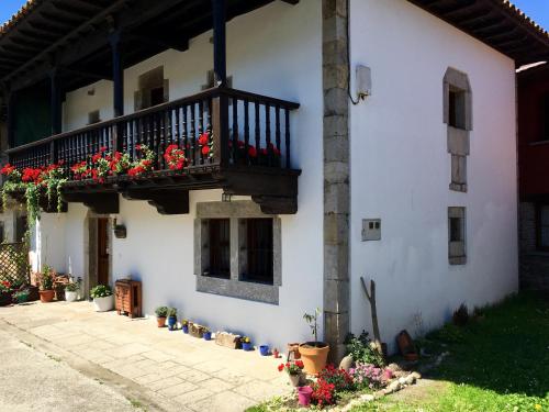 Caño艾派德皮科斯乡村民宿的白色的建筑,带有鲜花阳台