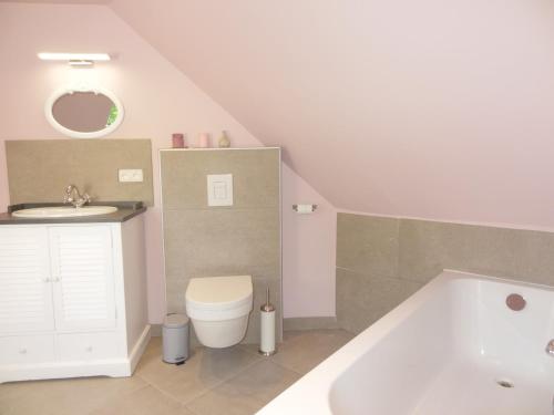 Montignies-le-TilleulLe chateau des eglantines的浴室配有卫生间、盥洗盆和浴缸。