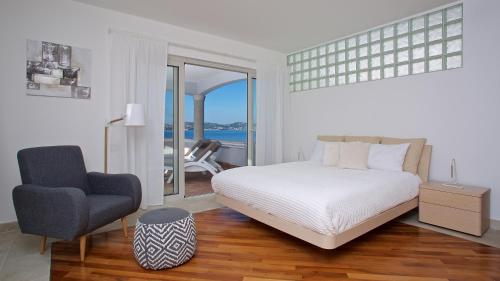 萨武德里亚Villa Sarah的卧室配有床、椅子和窗户。