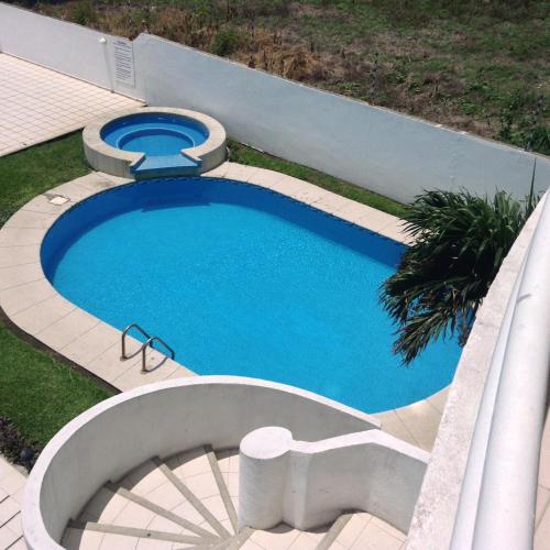 博卡德尔里奥Apartamento vista al mar的后院游泳池的顶部景色