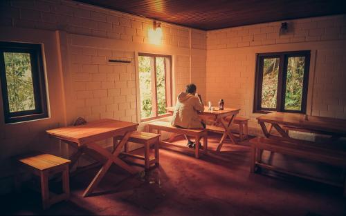 蒙纳埃拉艾克兰德自然度假村的坐在一个房间里桌子上的女人