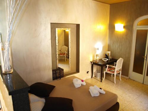 罗马波波罗广场图阿公寓的客房设有镜子和一张带毛巾的床。