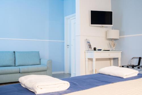 拉古萨码头B&B Gioia Resort的客房设有床、沙发和电视。