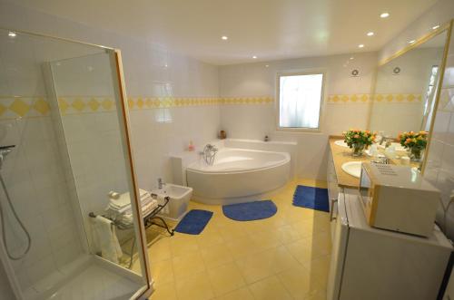 圣保罗-德旺斯Au vallon rouge (Suite double)的带浴缸、卫生间和淋浴的浴室。