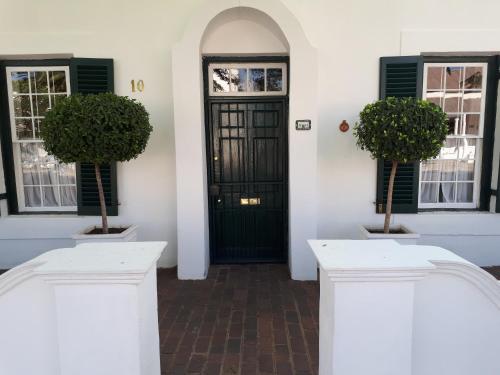 格拉夫-里内特De Kothuize 10的两棵盆栽树的房子的前门