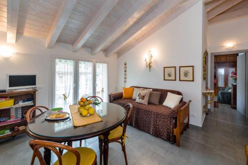 卡萨尔扎利古雷Mansarda Lina的客厅配有桌子和沙发