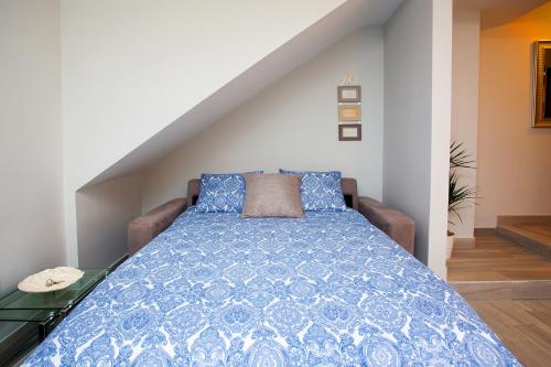 阿达莱斯Apartamento Vadim的一张蓝色床罩