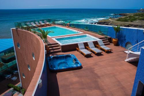 普拉亚维普普拉亚酒店的一座位于一座海洋建筑顶部的游泳池