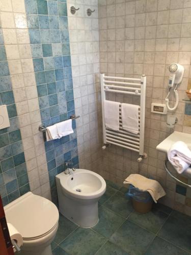 伊斯基亚Albergo Villa Mario的一间带卫生间和水槽的浴室