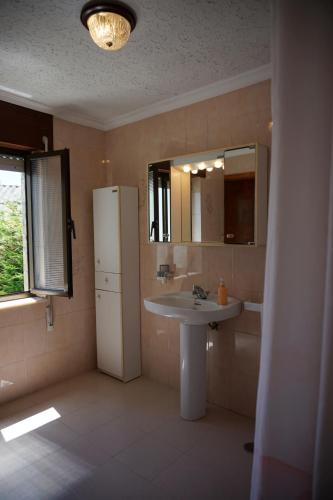 卡斯特罗波尔Casa Maricuelo的一间带水槽和镜子的浴室以及一台冰箱