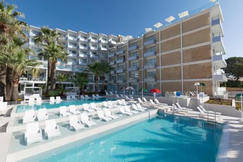 帕尔马诺瓦Reverence Mare Hotel - Adults Only的一座带游泳池和椅子的酒店和一座建筑