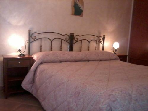圣安吉罗山B&B Michael的一间卧室设有一张大床和两个床头柜