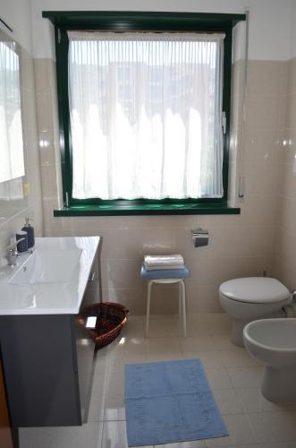 加尔达湖滨BRIONE47的一间带水槽和卫生间的浴室以及窗户。