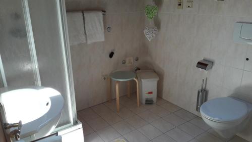 拉纳Burggräflerhof的一间带卫生间和水槽的浴室