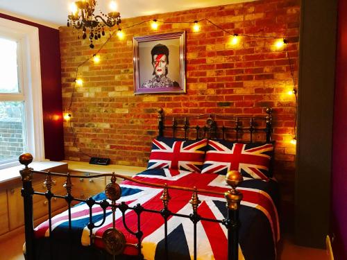 拉姆斯盖特Albert's Rest的一间卧室配有一张带英国国旗的床