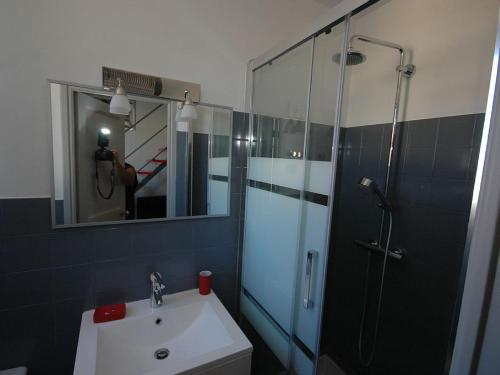 圣拉斐尔Maison Vauban Plus的带淋浴、盥洗盆和镜子的浴室