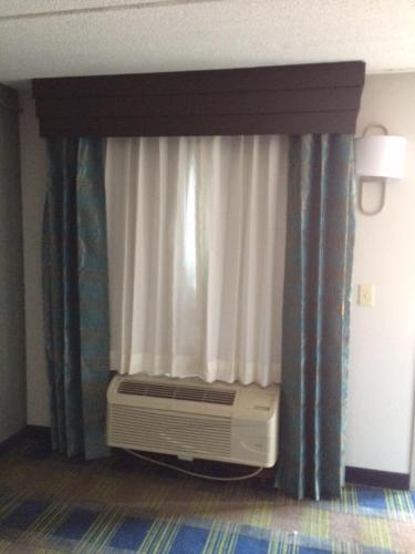 纳什维尔纳什维尔莲花套房汽车旅馆的带暖气和窗帘的窗户。