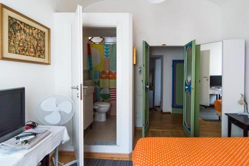 费尔莫拉卡萨德尔阿提斯塔酒店的一间带橙色床的客厅和一间浴室