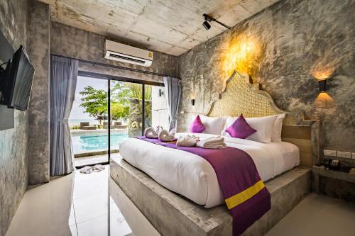 Maneetel Krabi Beachfront-SHA Plus客房内的一张或多张床位