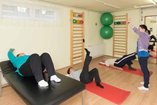 尼赖吉哈佐Borbányai Rehabilitációs Ház的一群人在健身房做瑜伽