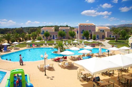 阿德里安诺斯坎波斯Sweety Club Solimar Emerald ALL INCLUSIVE的度假村游泳池的图片