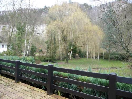 Comblain-au-PontHome with garden beside the Ourthe and the RAVeL的公园前有树的围栏