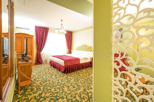 布加勒斯特Studio One Accommodation Suites的酒店客房设有床和窗户。