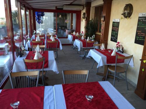 布夫雷灯塔住宿加早餐旅馆的餐厅设有红色和白色的桌椅