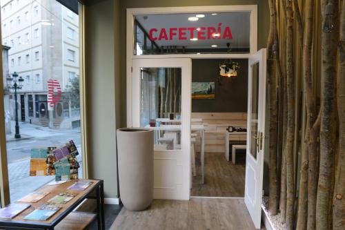 维戈Hotel Alda Estación Vigo的餐厅入口,门口设有咖啡厅标志