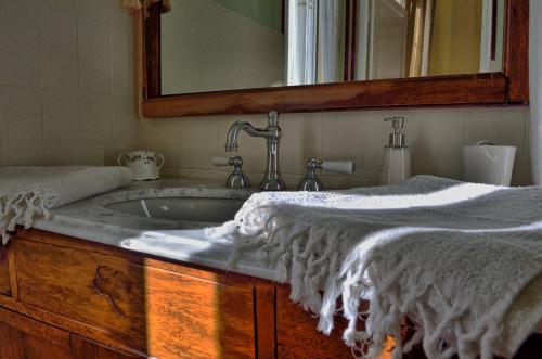 圣马丹韦叙比耶La Ribambelle的一间带水槽和镜子的浴室