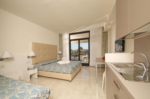 西尔米奥奈假日公寓酒店的酒店客房设有床和水槽