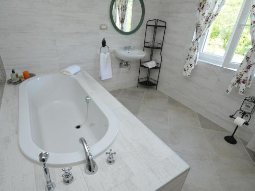 Luxurious Villa in Tijarica with a Private Pool的一间浴室