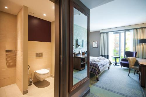 汉堡汉堡乌伦霍斯特阿斯匹亚酒店的一间带卫生间的浴室和一张位于客房内的床。