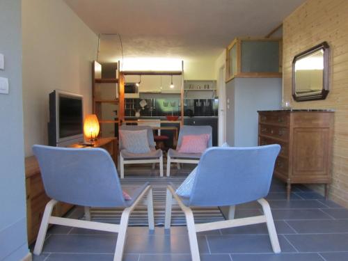 蒙多维Vignalunga的一间带2把蓝色椅子的客厅和一间厨房