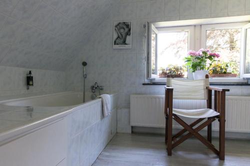 斯帕布瓦多蒙特住宿加早餐酒店的白色的浴室设有椅子和浴缸。