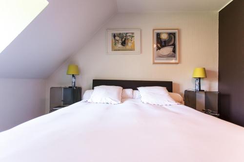 斯帕布瓦多蒙特住宿加早餐酒店的一间卧室配有一张带两盏灯的大型白色床。