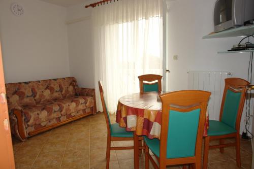 伦Apartmani Vesna的客厅配有桌椅和沙发